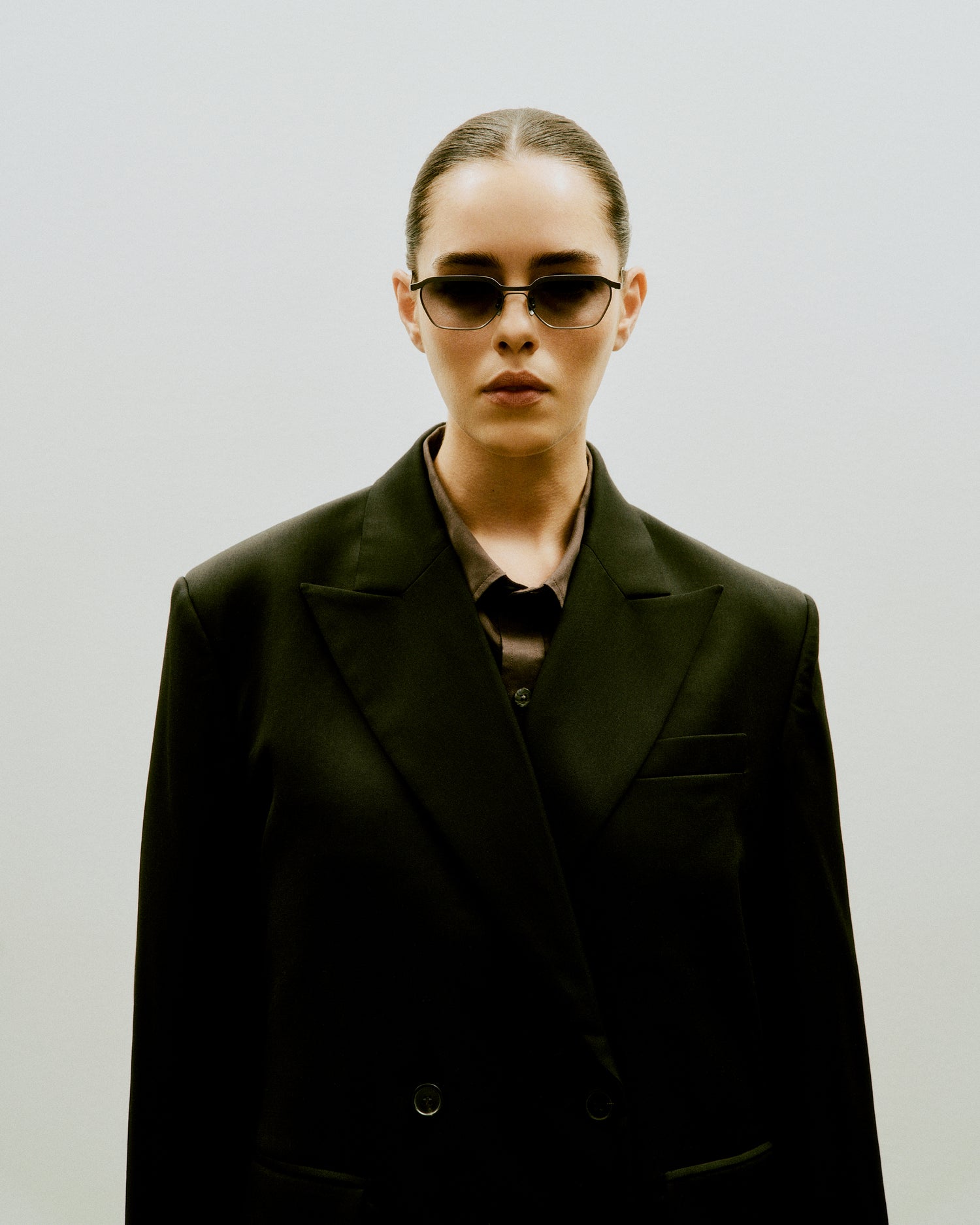 Benno frame on model, blending comfort and presence effortlessly