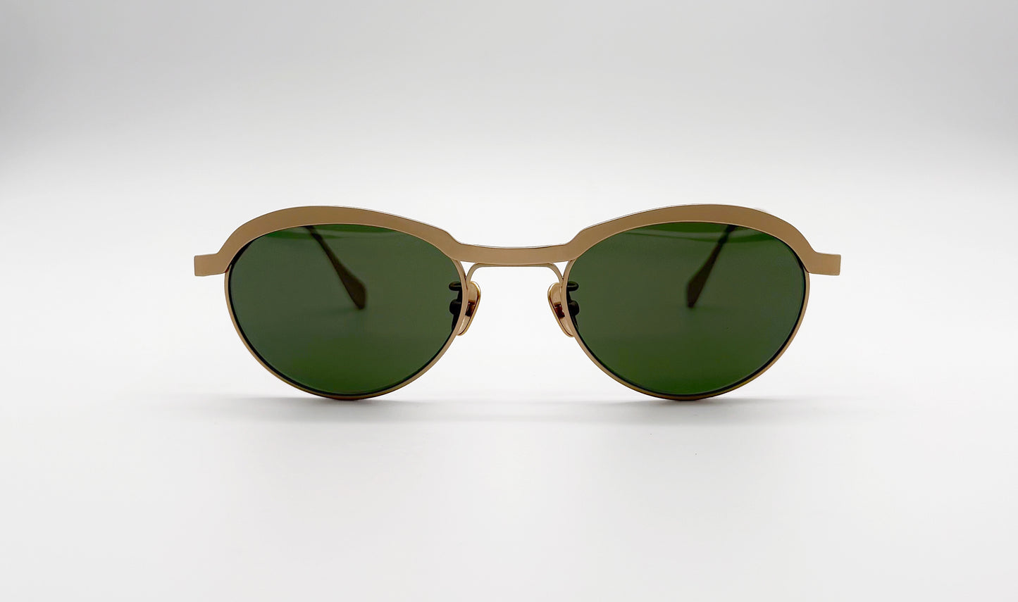 Front view of Vincent Catani Theodor round sunglasses, gold frame with emerald green lenses
