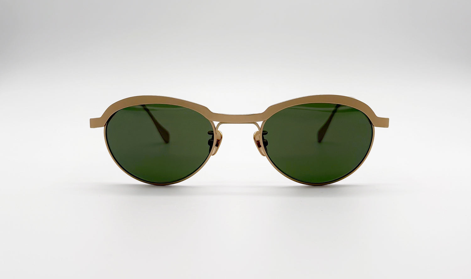 Front view of Vincent Catani Theodor round sunglasses, gold frame with emerald green lenses