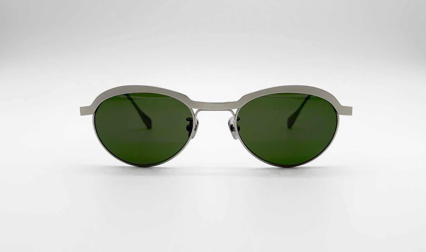 Front view of Vincent Catani Theodor round sunglasses, metal frame with emerald green lenses